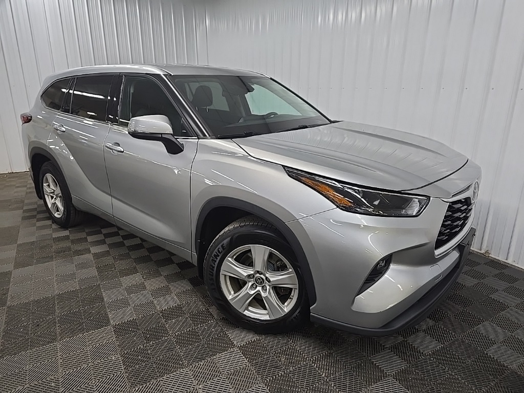 2022 Toyota Highlander LE photo 7