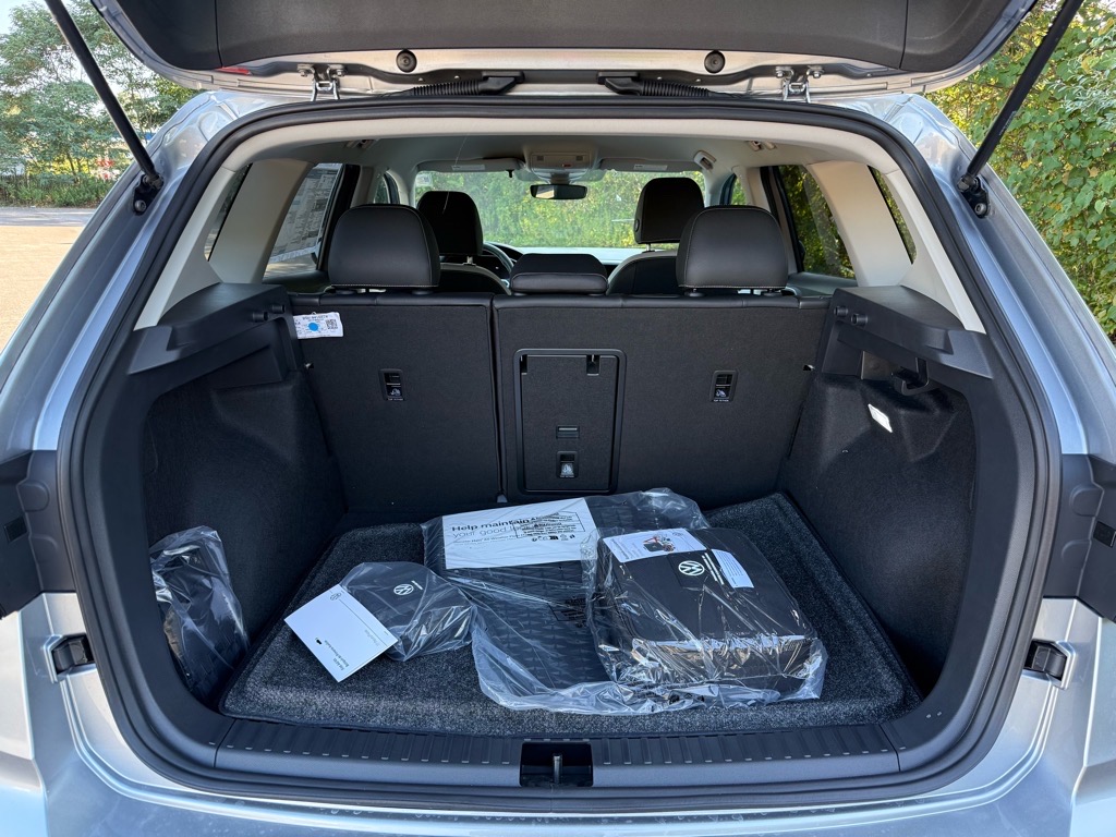 2025 Volkswagen Taos SE photo 9