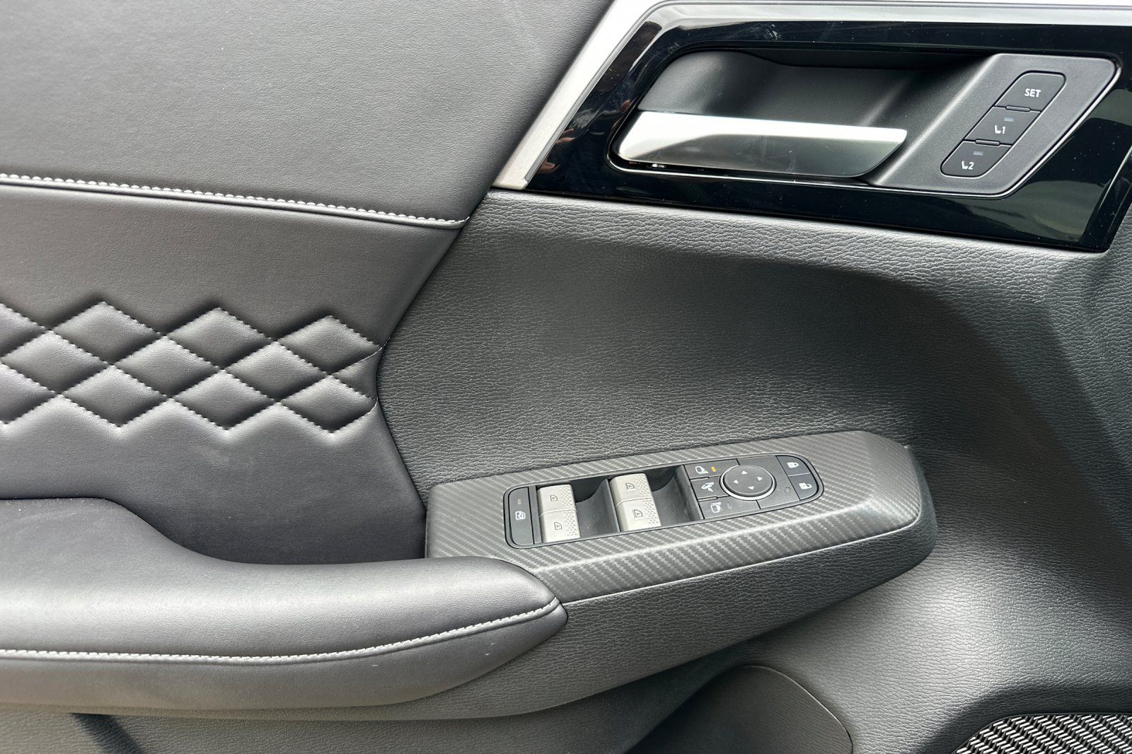 2025 Mitsubishi Outlander PHEV SEL photo 10