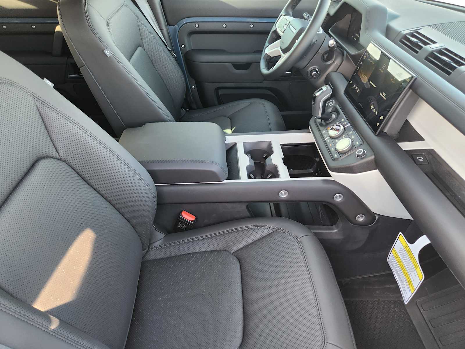 2025 Land Rover Defender 110 S photo 12