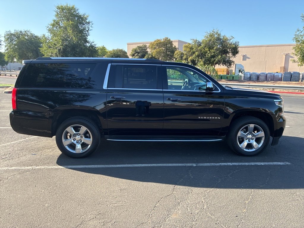 2019 Chevrolet Suburban Premier photo 2