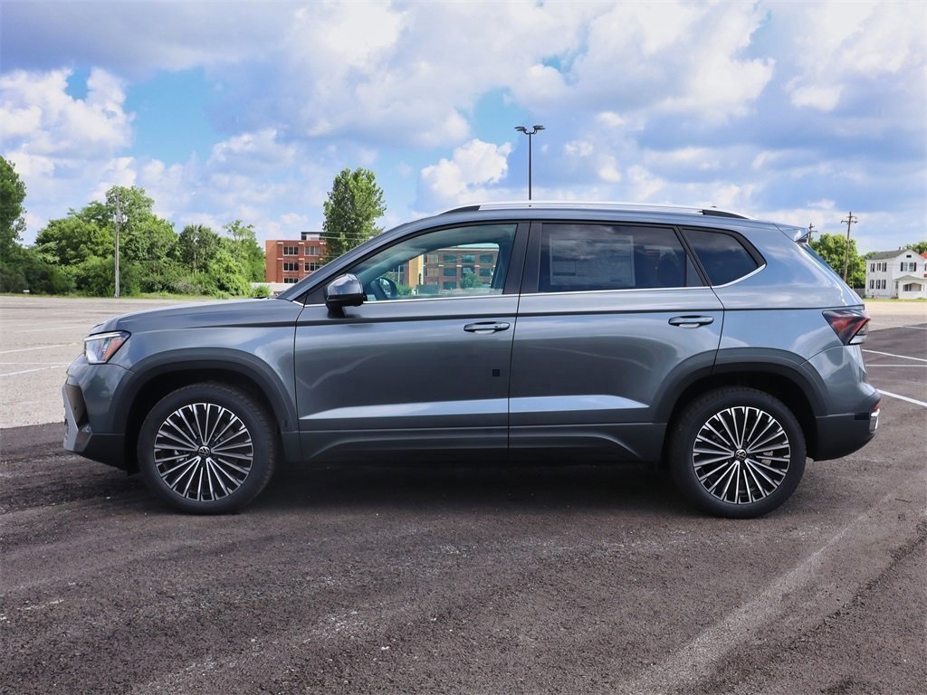 2025 Volkswagen Taos SE photo 2