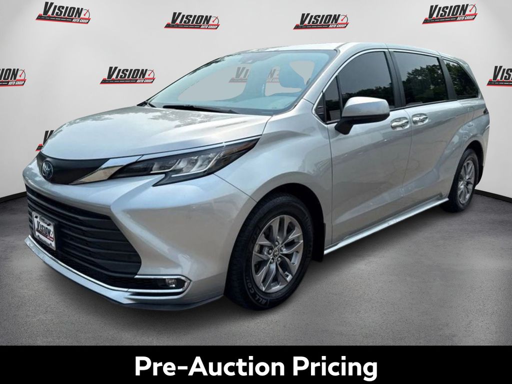 2022 Toyota Sienna XLE's photo