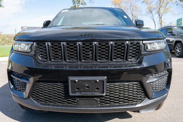 2025 Jeep Grand Cherokee Laredo Altitude photo 2