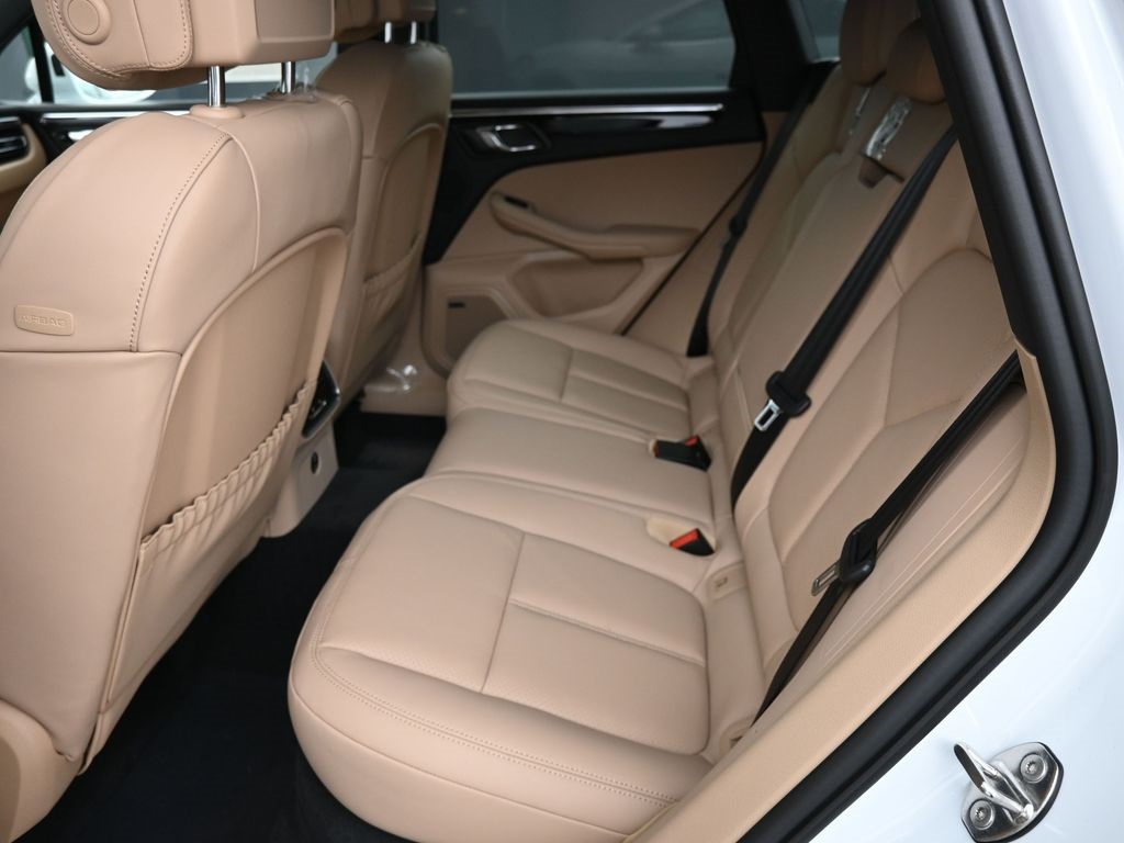 2026 Porsche Macan T photo 6