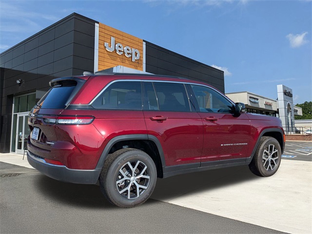 2025 Jeep Grand Cherokee Limited photo 3