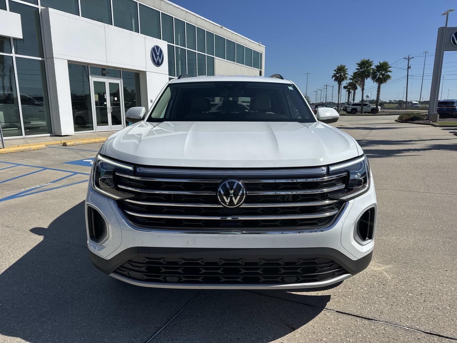 2024 Volkswagen Atlas SE photo 2