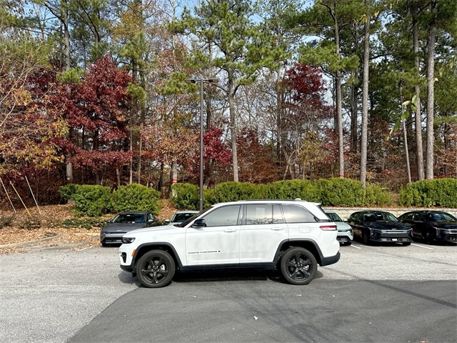 2023 Jeep Grand Cherokee Altitude photo 2