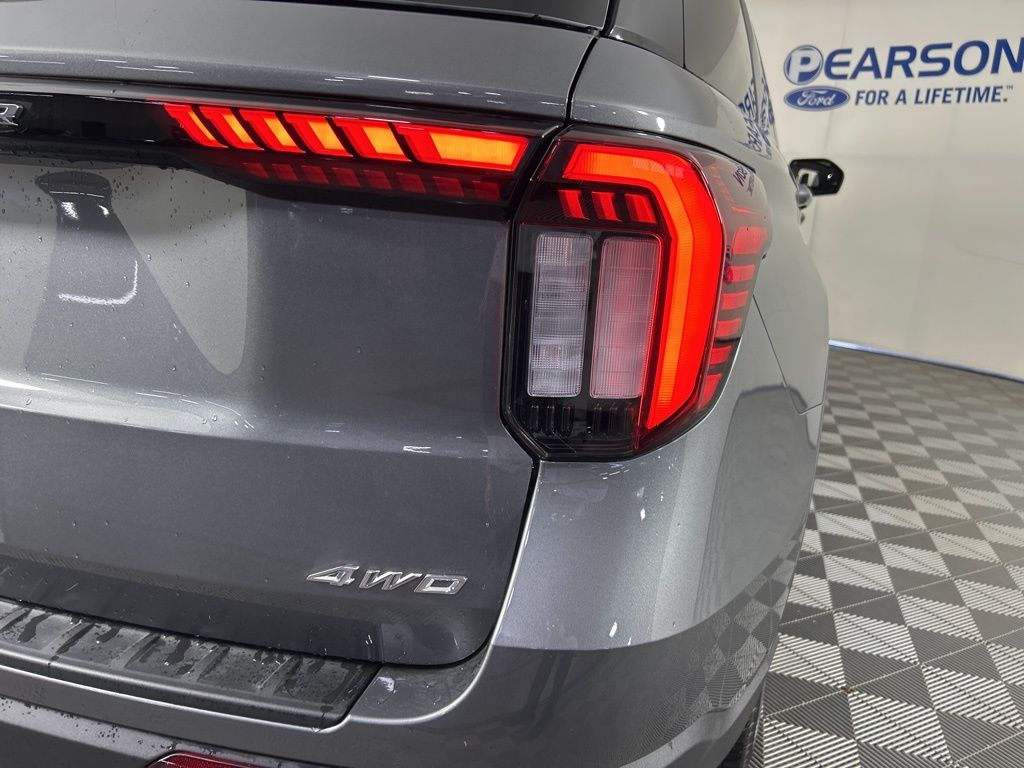 2025 Ford Explorer photo 3