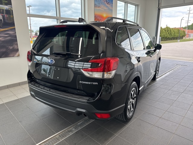 2020 Subaru Forester Premium photo 2