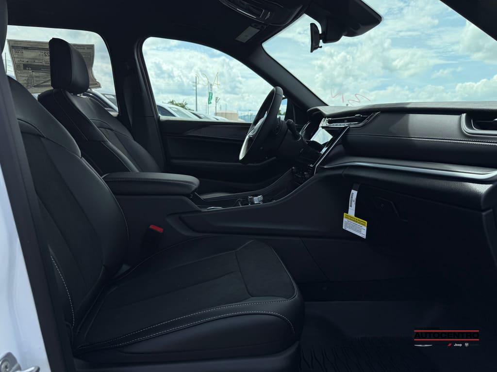 2025 Jeep Grand Cherokee Laredo Altitude photo 3