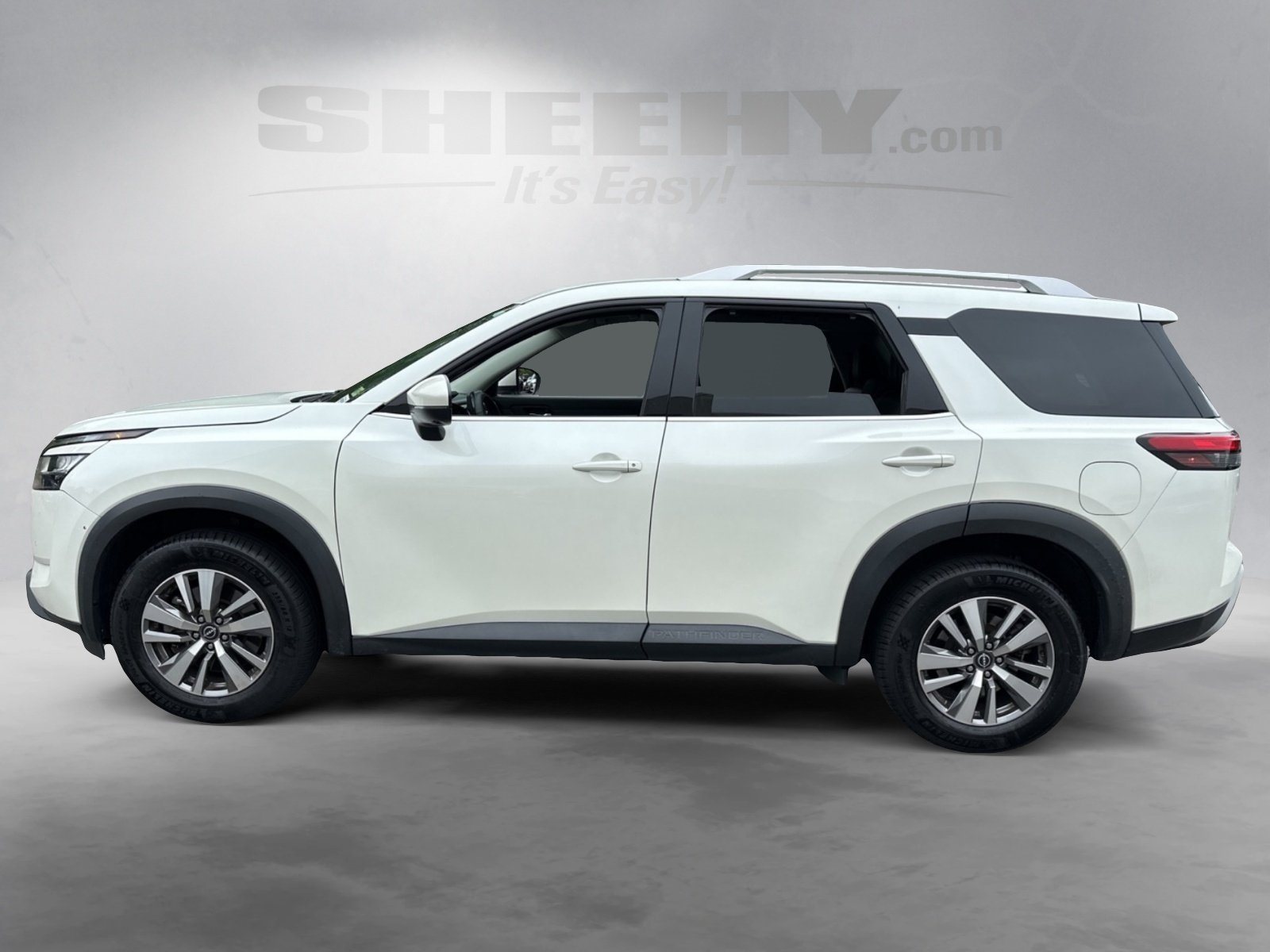 2023 Nissan Pathfinder SL photo 4