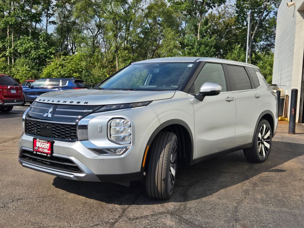2025 Mitsubishi Outlander SE photo 3