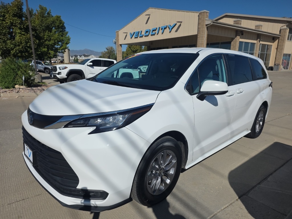2023 Toyota Sienna LE photo 6