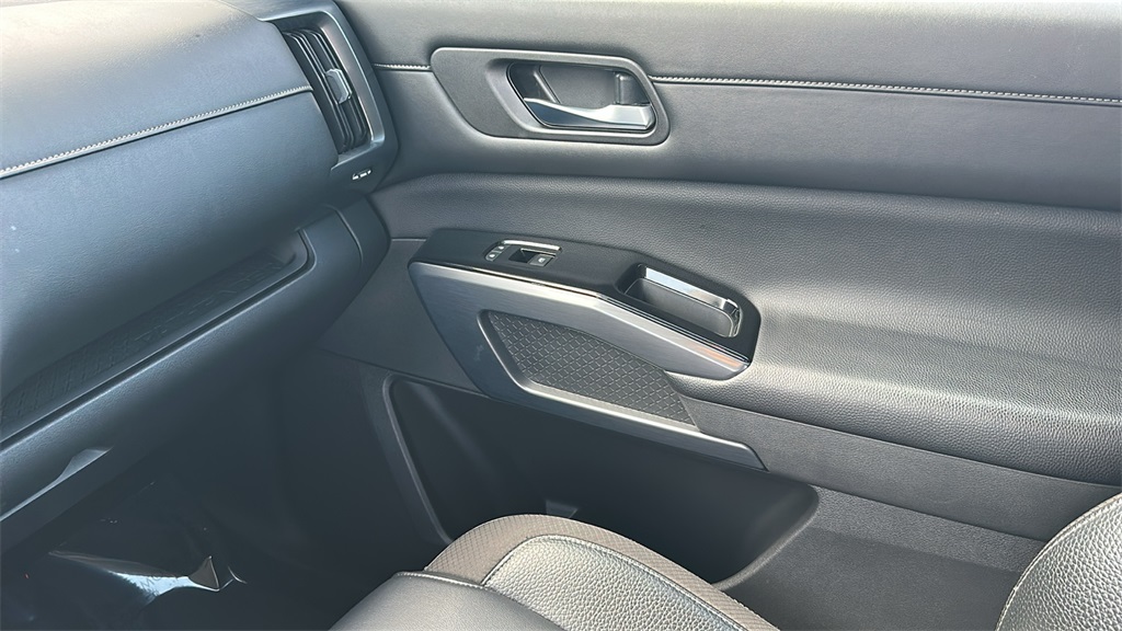 2022 Nissan Pathfinder SL photo 25