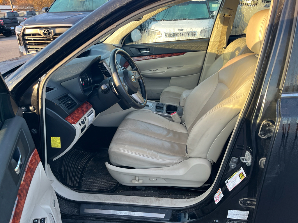 2011 Subaru Outback 2.5i Limited photo 2