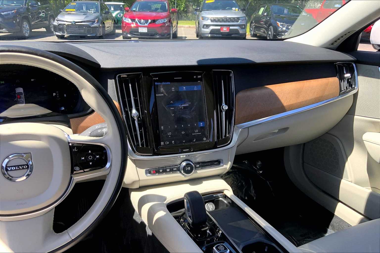 2022 Volvo S90 Momentum photo 6