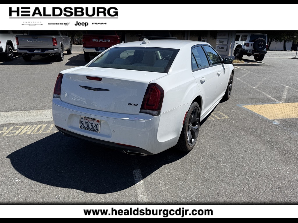 2023 Chrysler 300 Touring photo 4