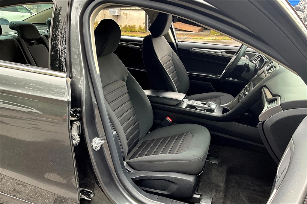 2020 Ford Fusion SE photo 11