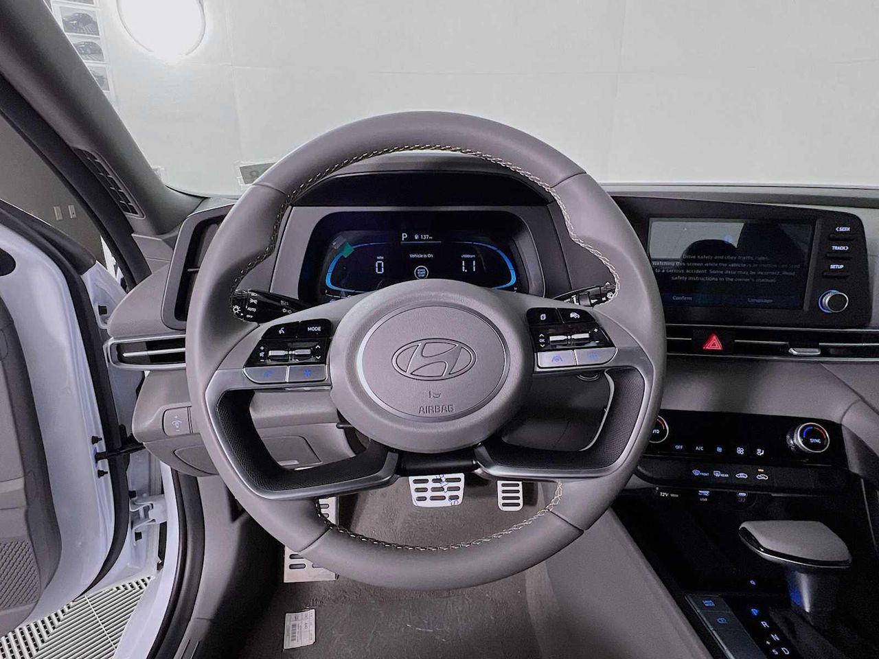 2025 Hyundai Elantra SEL Sport photo 4