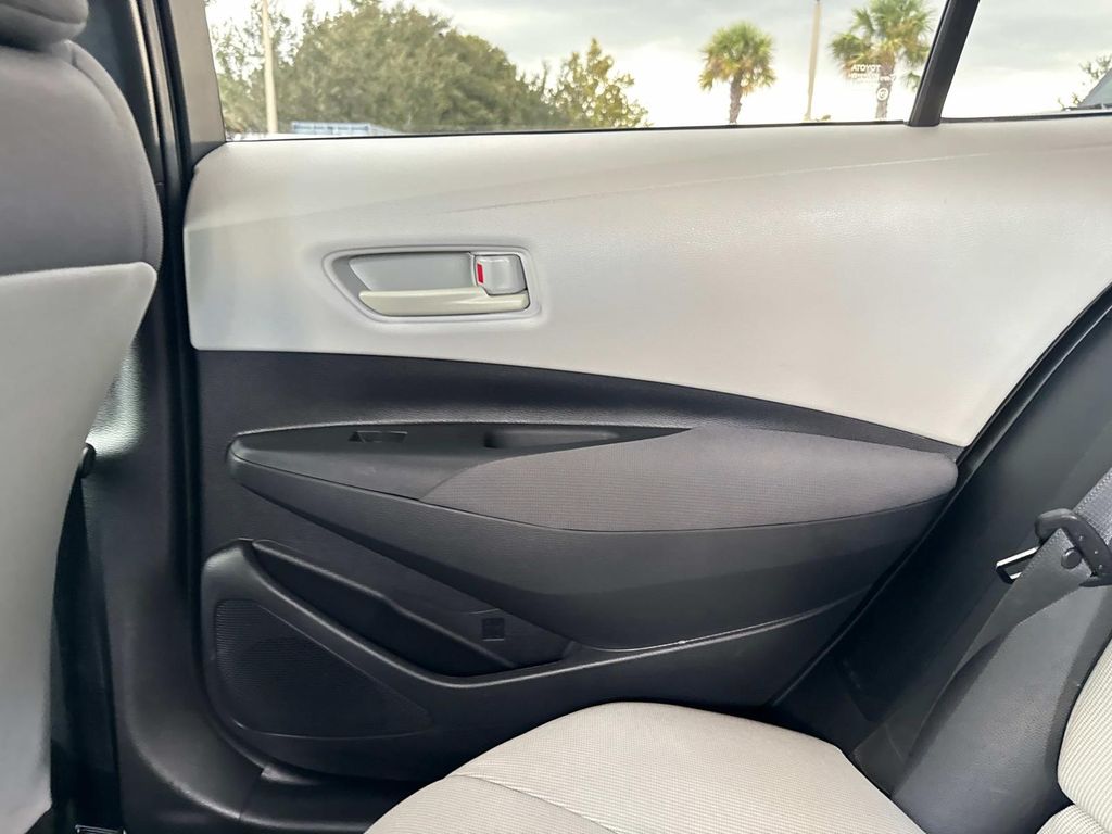 2022 Toyota Corolla LE photo 14