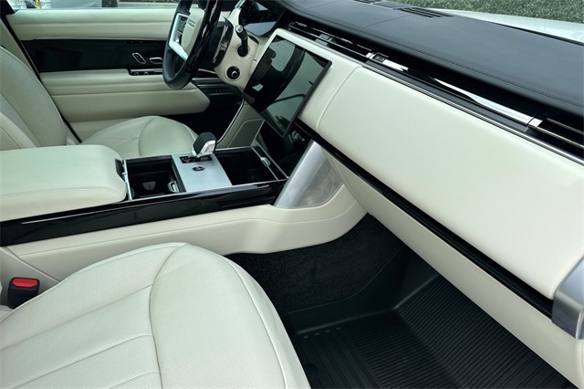 2025 Land Rover Range Rover SE photo 14