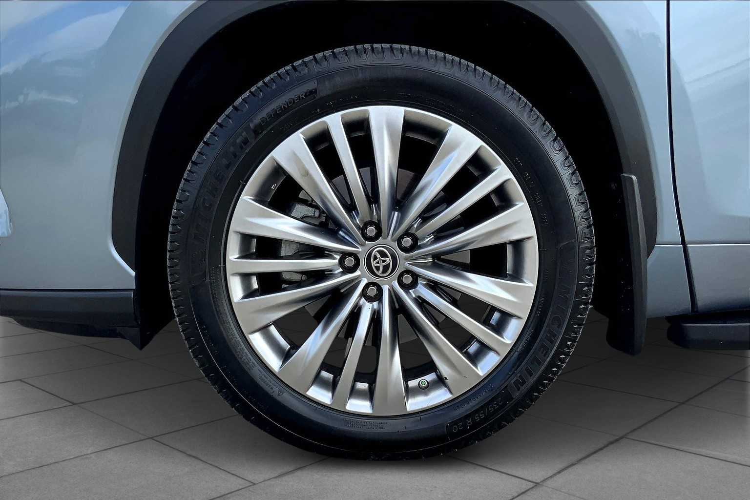 2024 Toyota Highlander Platinum photo 10