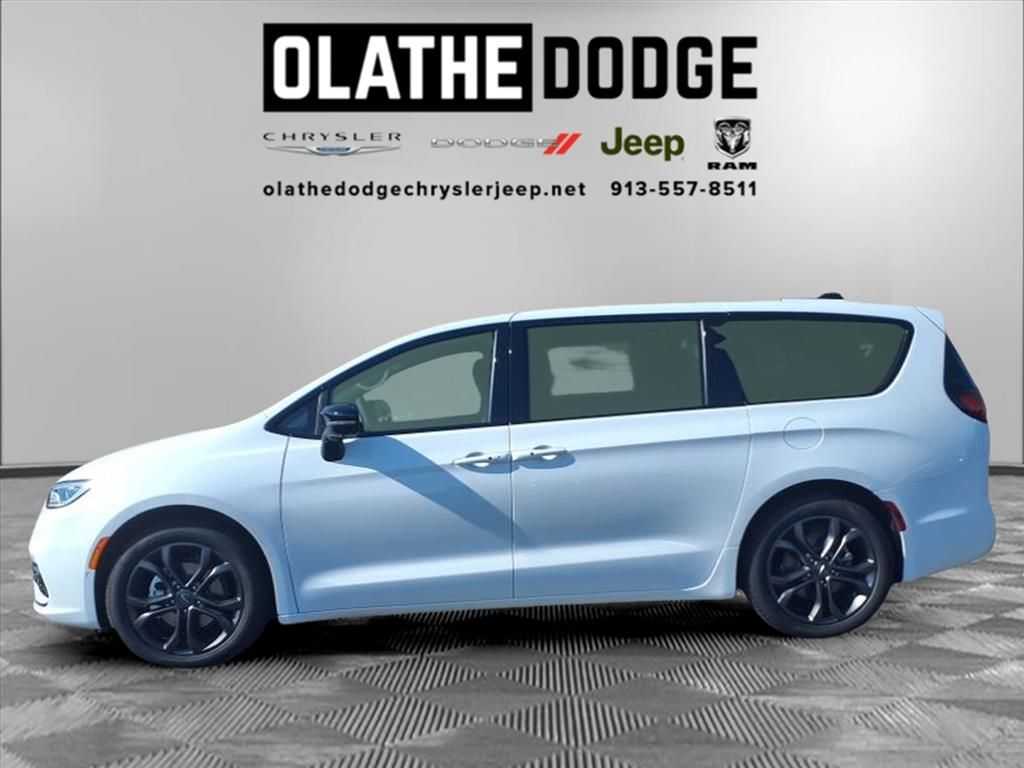 2026 Chrysler Pacifica photo 16