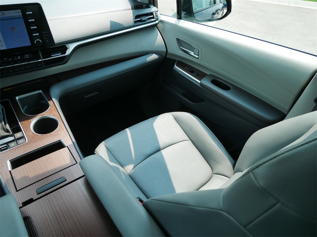 2024 Toyota Sienna XLE photo 14