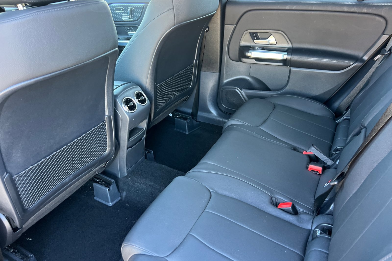 2025 Mercedes Benz GLB 250 photo 4