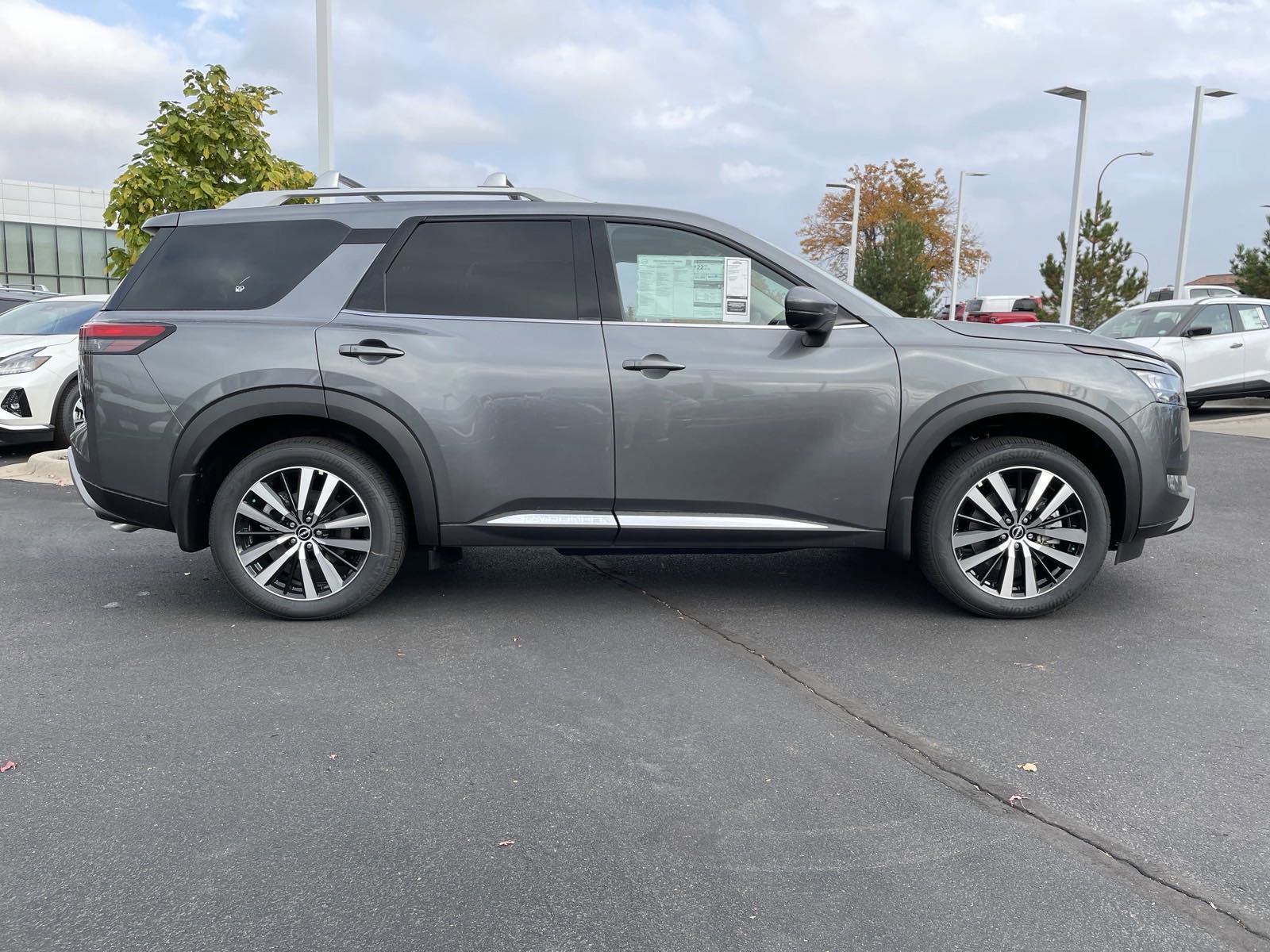 2025 Nissan Pathfinder Platinum photo 2