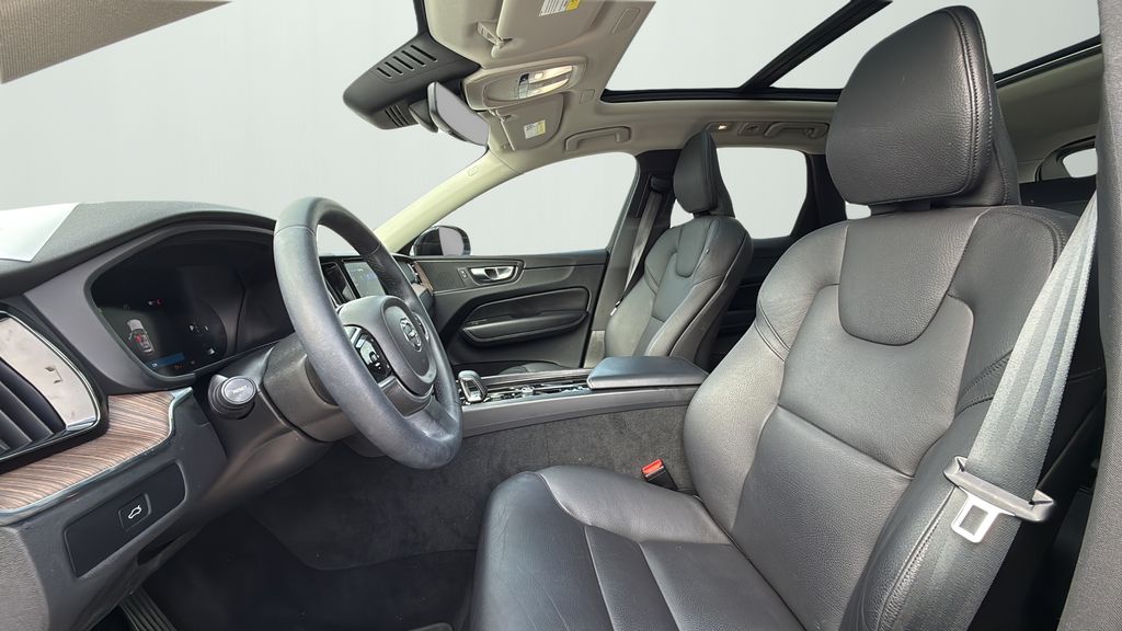 2023 Volvo XC60 Plus's photo