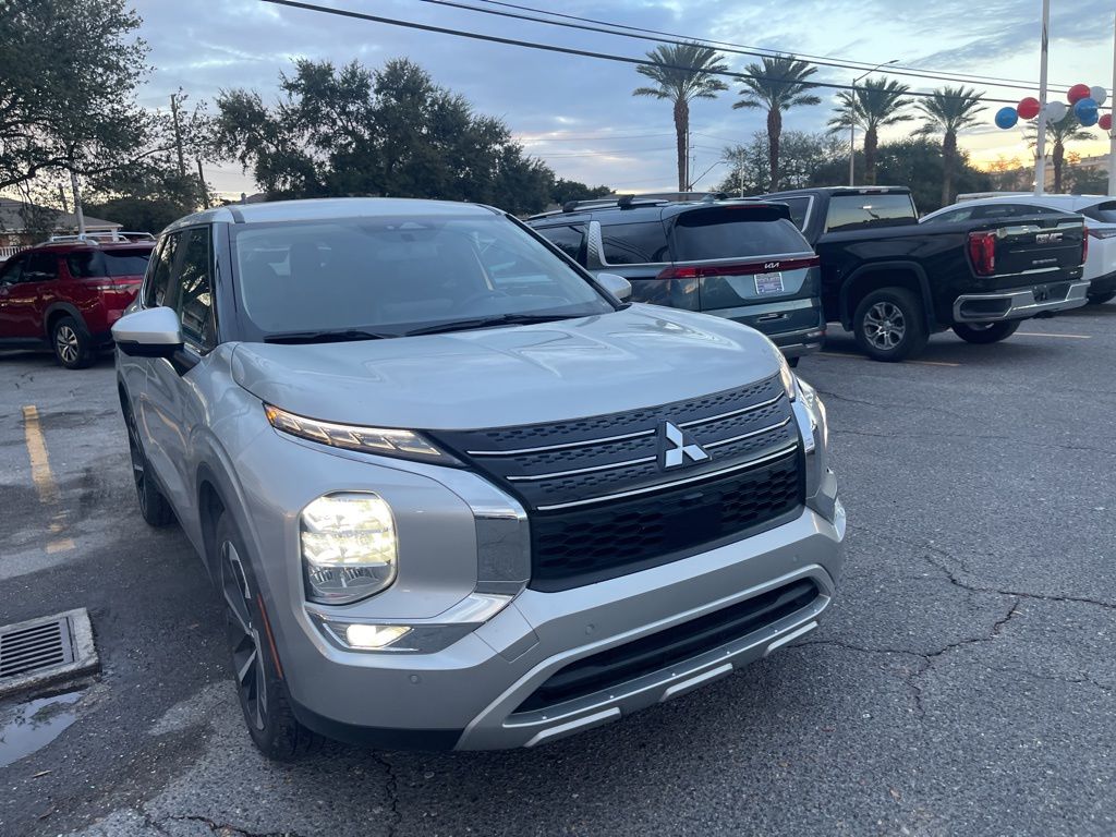 2024 Mitsubishi Outlander SE photo 2