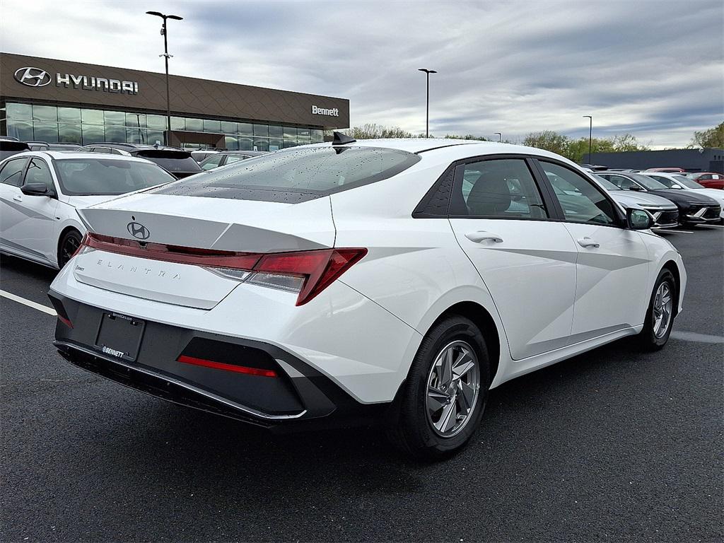 2025 Hyundai Elantra SE photo 4