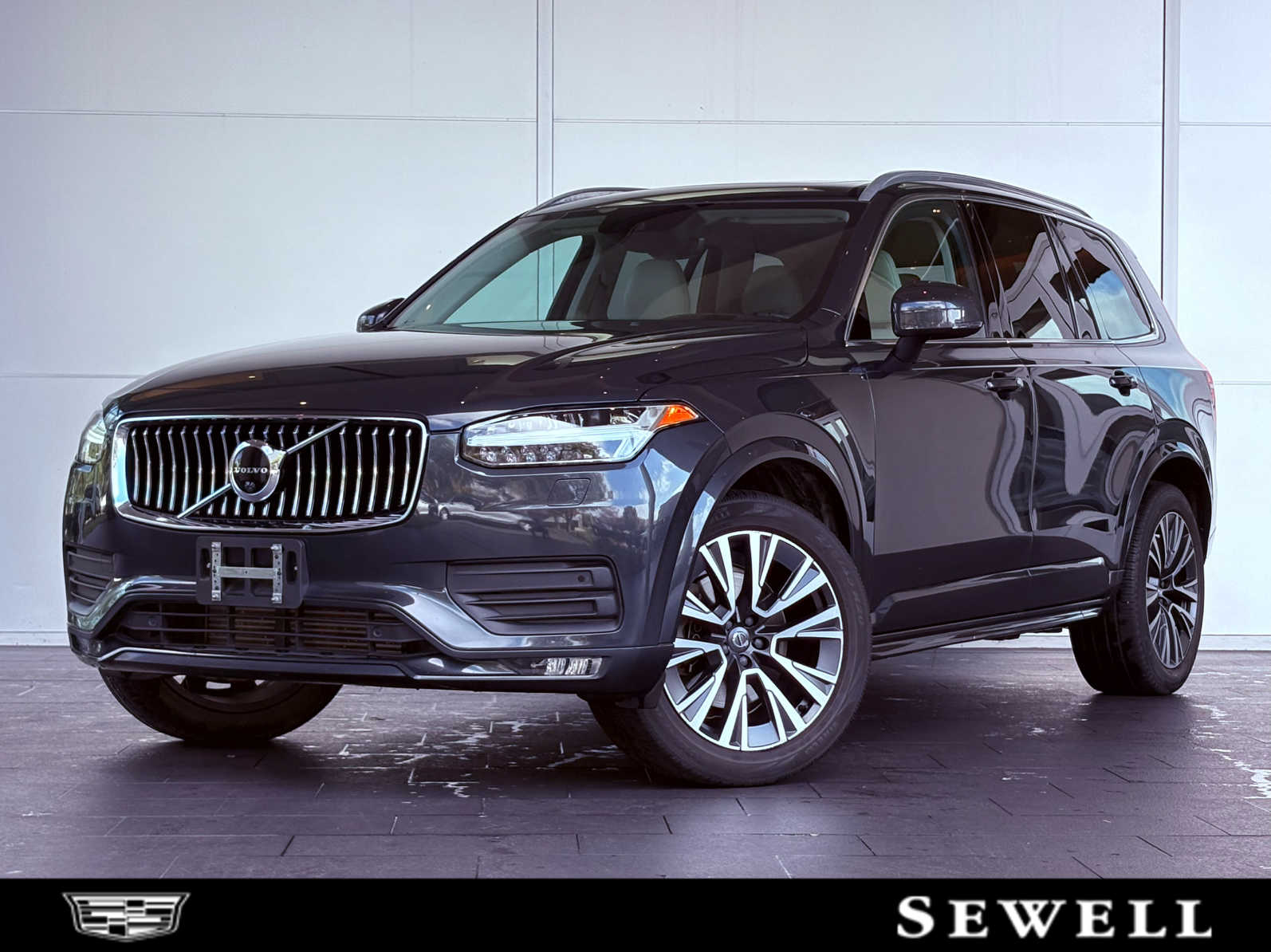 2021 Volvo XC90 Momentum's photo