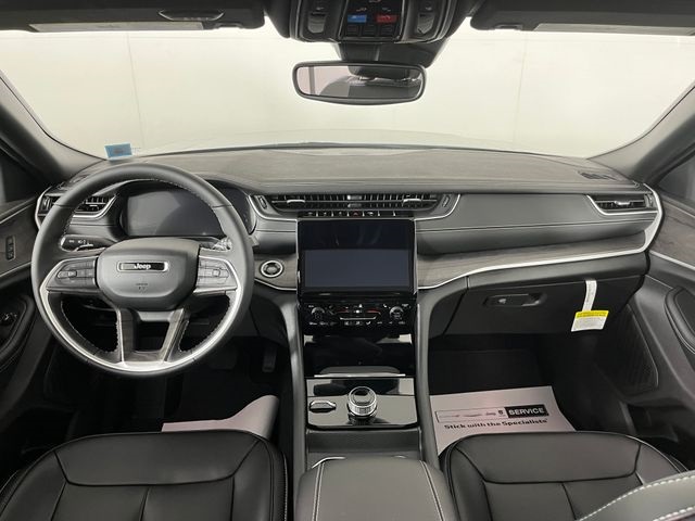 2025 Jeep Grand Cherokee Limited photo 8