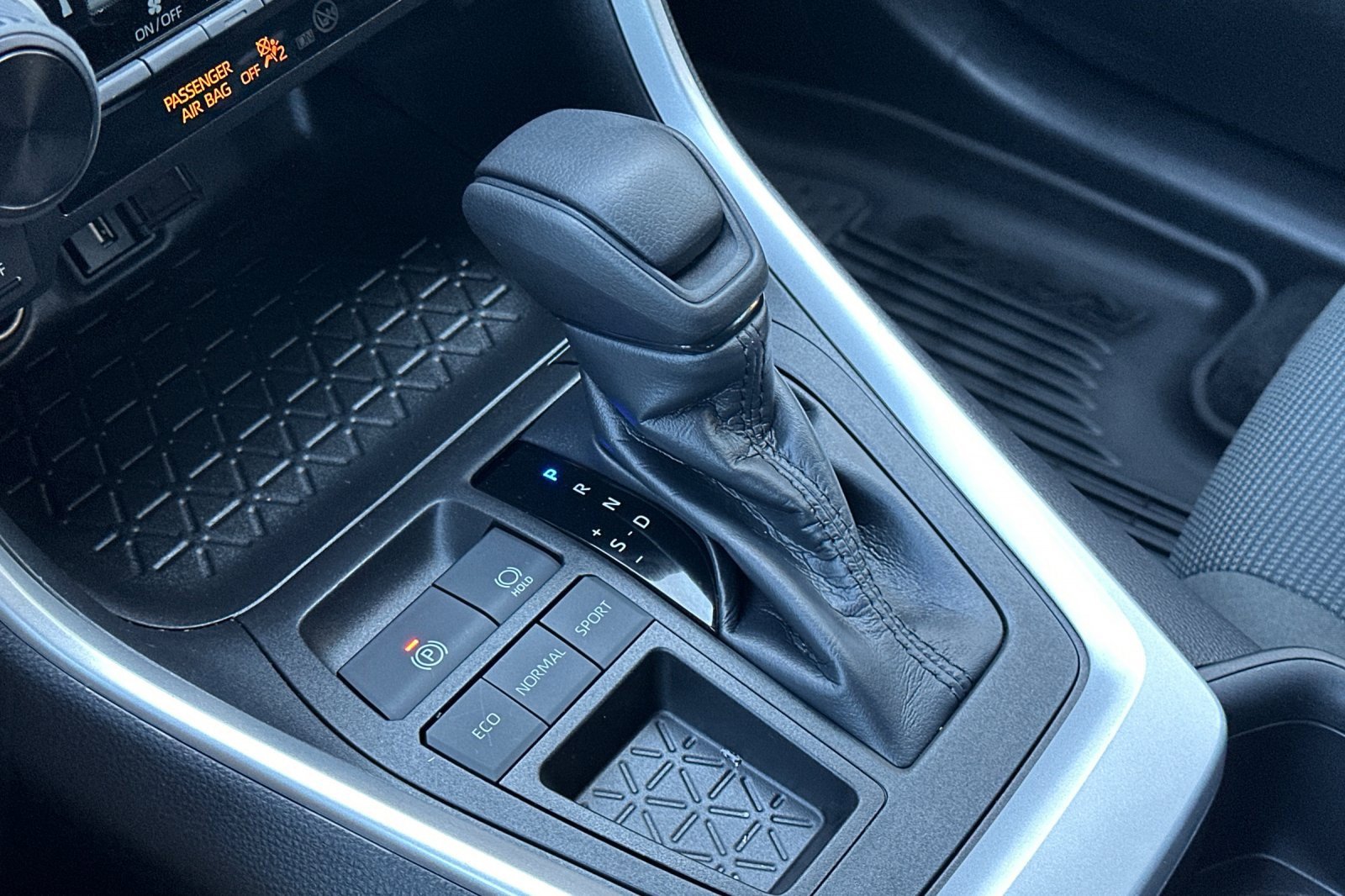 2022 Toyota RAV4 LE photo 27