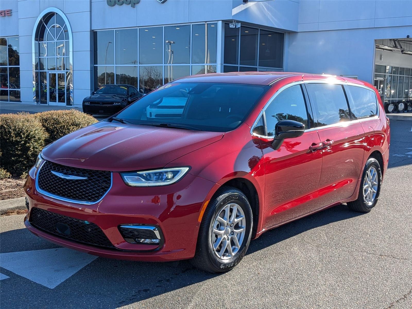 2026 Chrysler Pacifica Select's photo