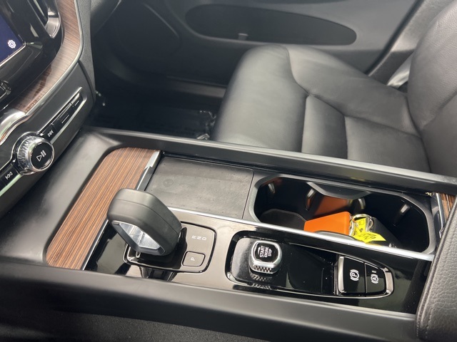 2022 Volvo XC60 B5 Momentum photo 18