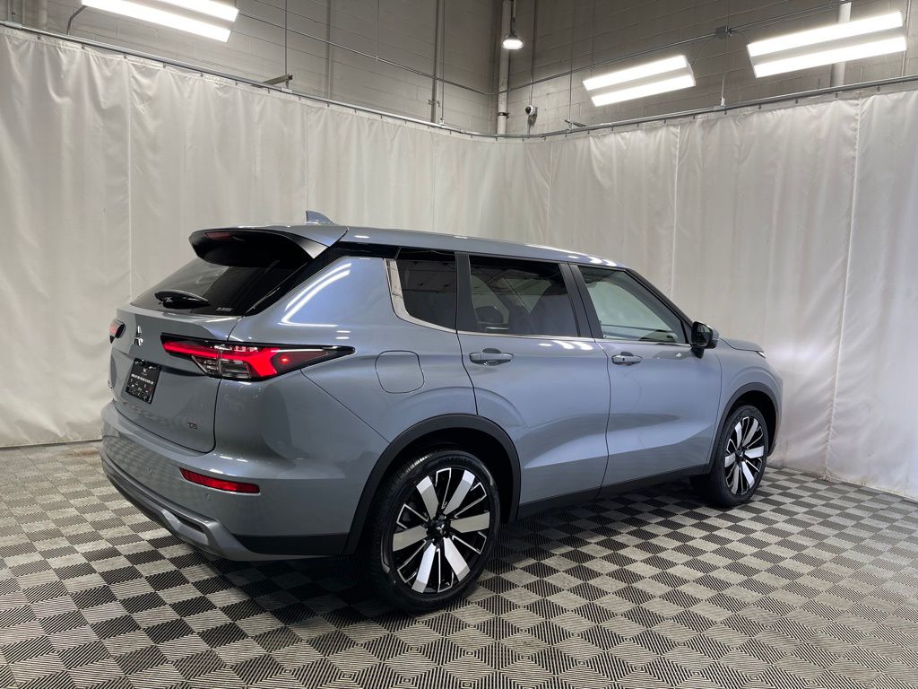 2025 Mitsubishi Outlander SE photo 3