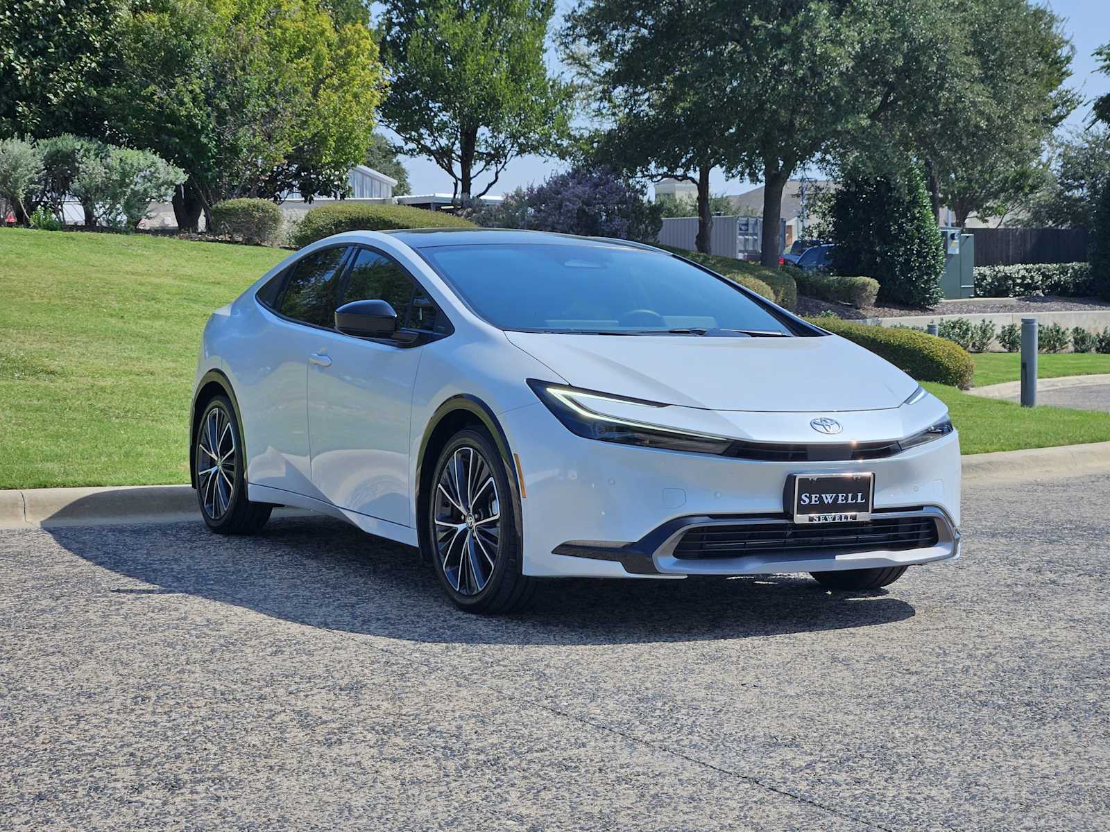 2024 Toyota Prius XLE photo 2