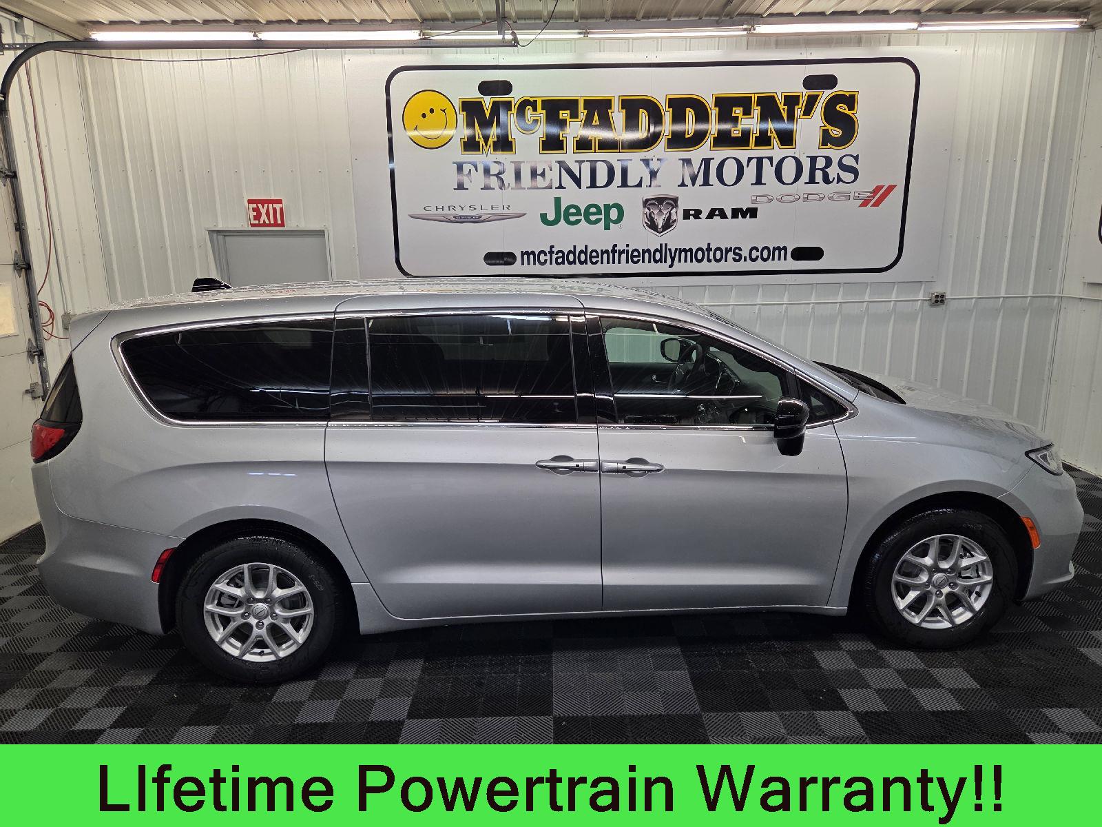 2026 Chrysler Pacifica Select's photo