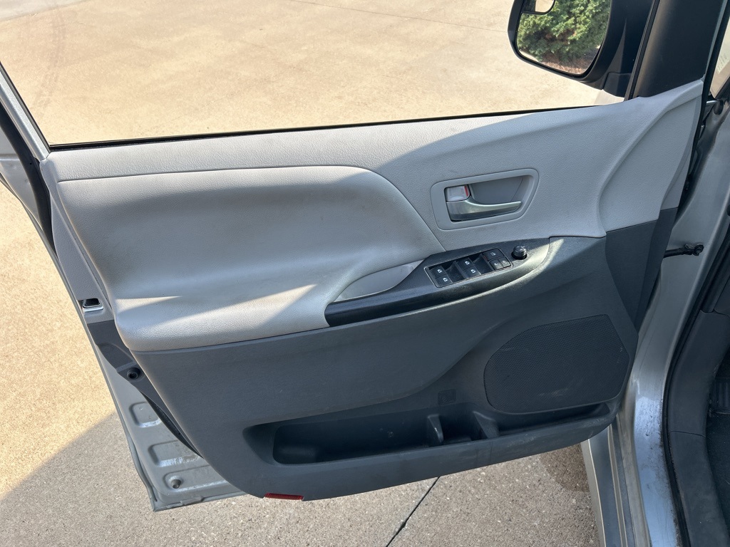 2020 Toyota Sienna LE photo 9