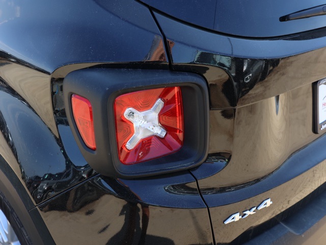 New 2023 Black Clear-Coat Exterior Paint Jeep Latitude image 6