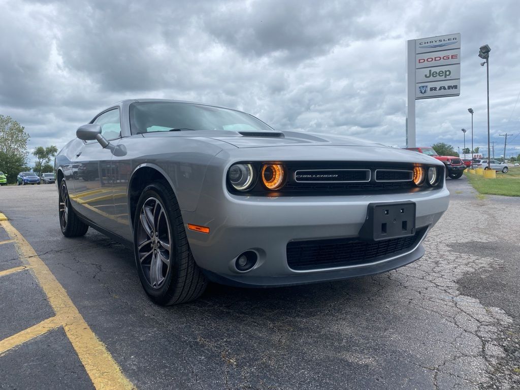 2019 Dodge Challenger SXT photo 2