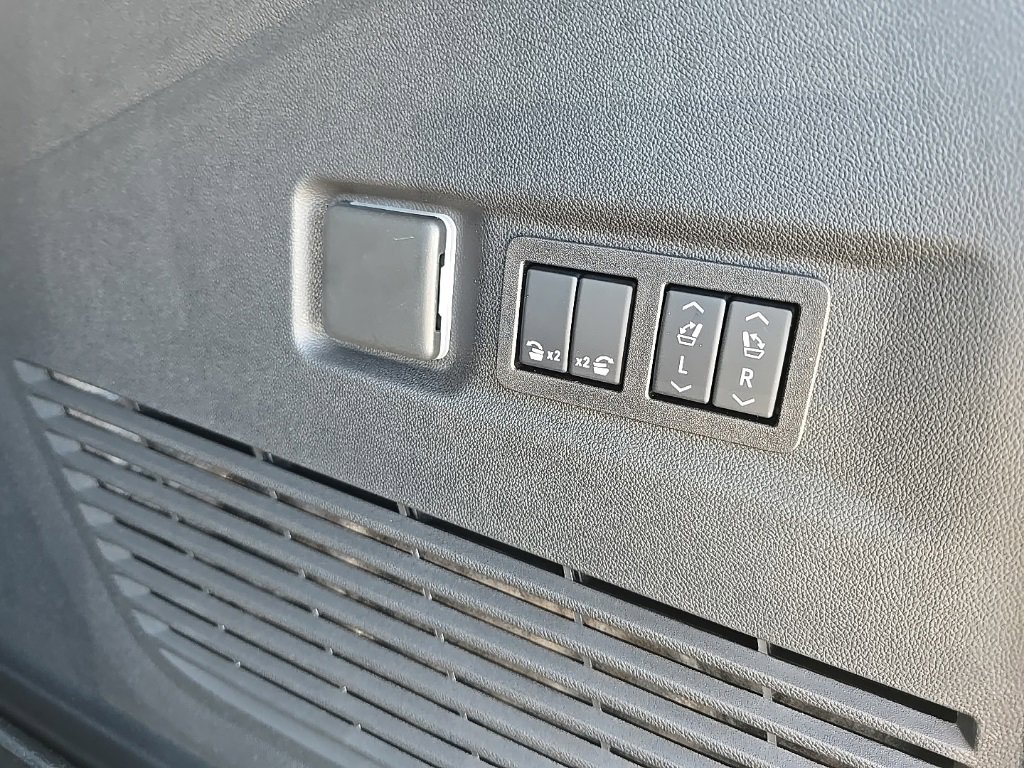 2025 Chevrolet Suburban LT photo 30
