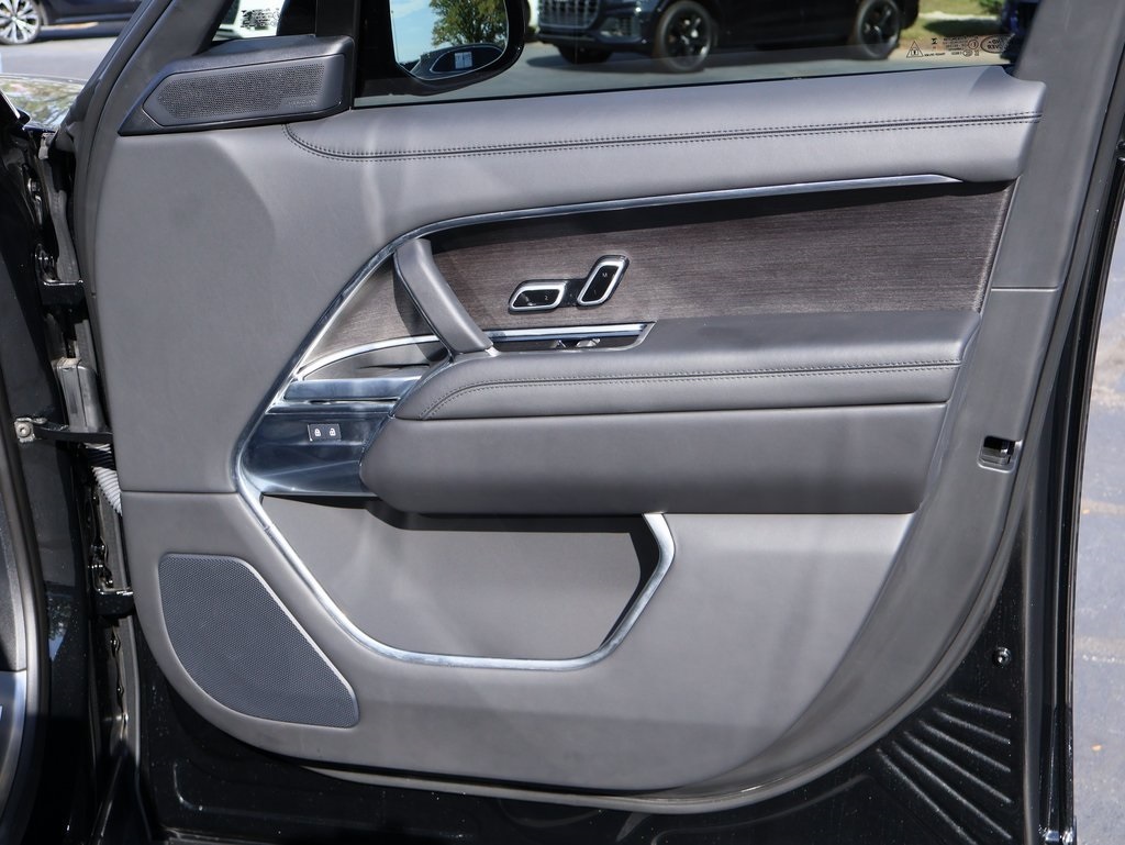 2025 Land Rover Range Rover SE photo 11