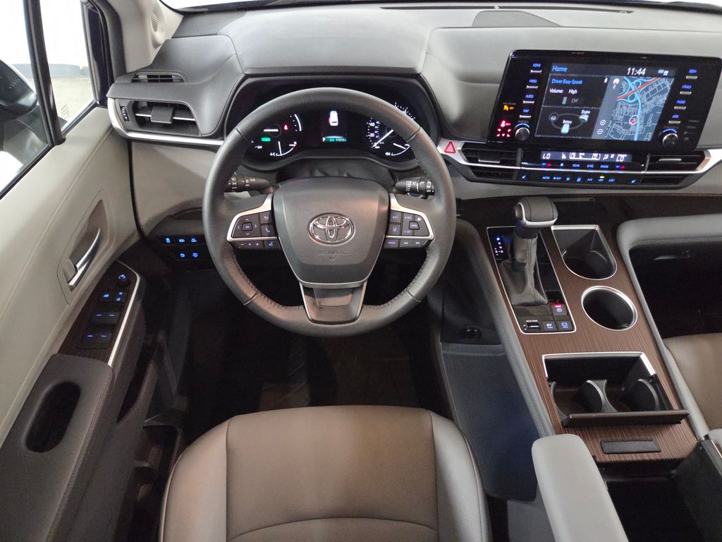 2024 Toyota Sienna XLE photo 16
