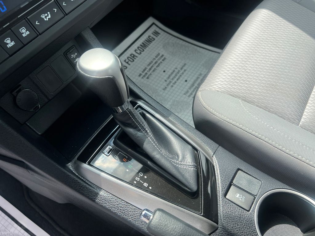 2014 Toyota Corolla LE photo 22