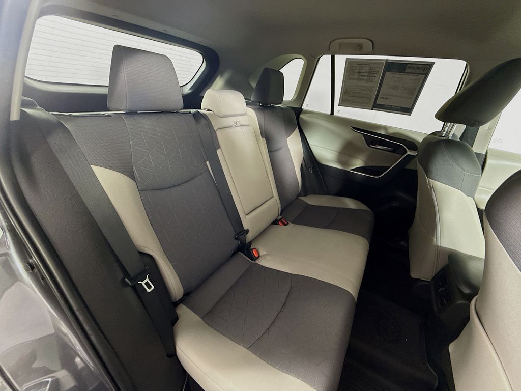 2023 Toyota RAV4 Hybrid XLE photo 23